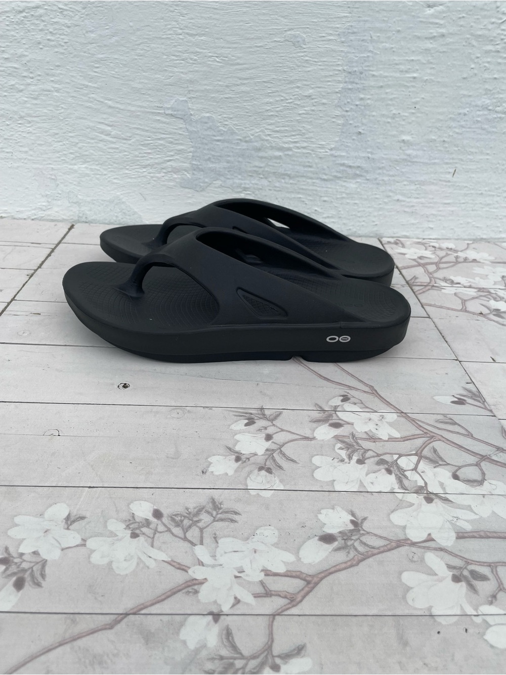 OOFOS Men's Black Recovery Flip Flops